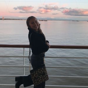 Meet your Posher, Dominique